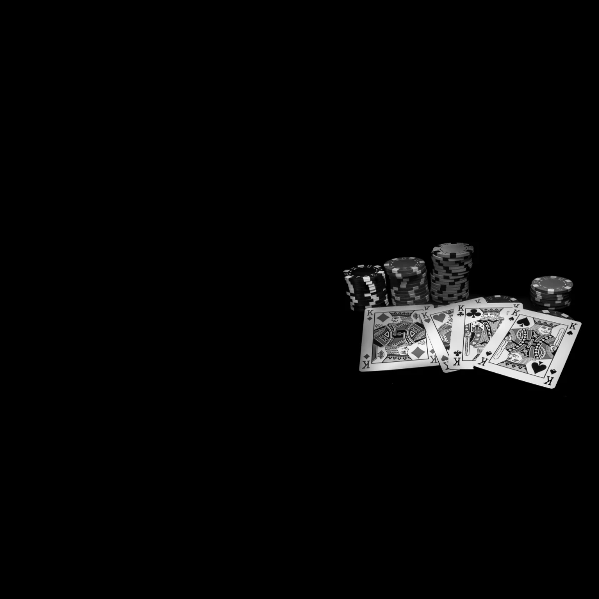 Fichas y cartas de póker sobre mesa negra — reglamento oficial del CCP